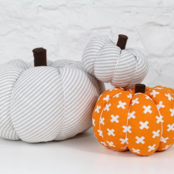 Mommy's Little Pumpkin Softstyle Youth T-Shirt - Picture 2 of 3